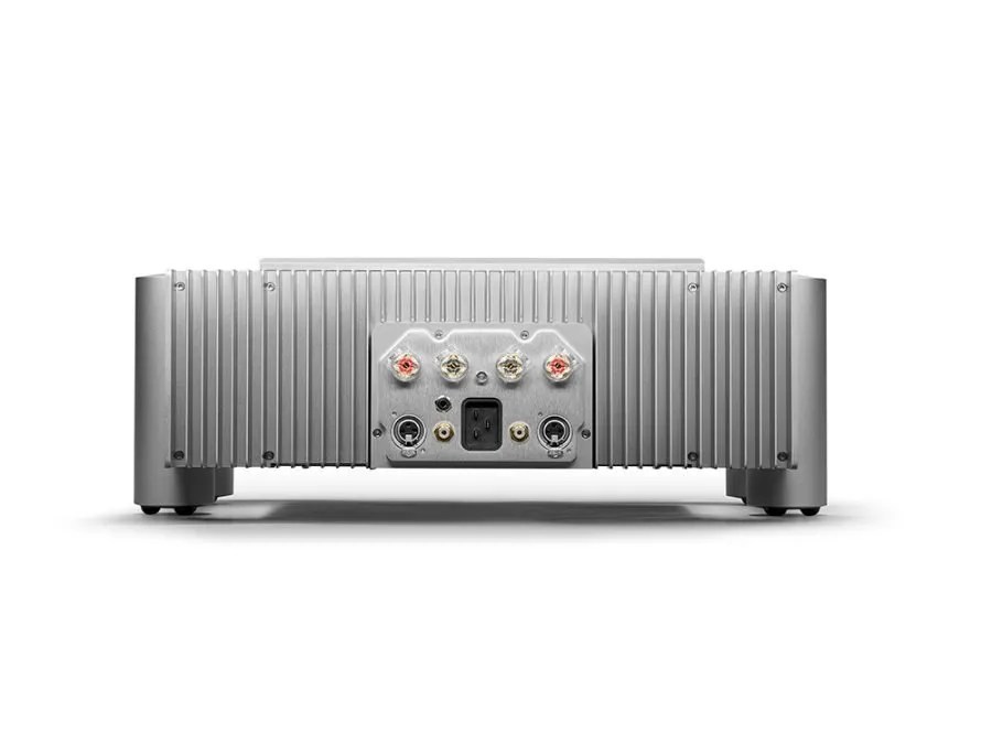 Rear of the silver ULTIMA 5: the finned flanks around the terminal plate with four binding posts, balanced and unbalanced inputs and the C-19 mains inlet